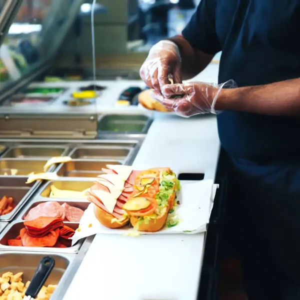 Emplatado con guantes en una cocina de food service