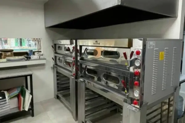 Campana de extracción de acero inoxidable sobre horno de pisos de dos cámaras