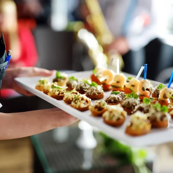 Camarero llevando platos en un servicio de catering
